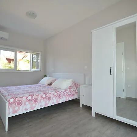 Modern Holiday With Private Pool Near Sea In Jasenice בית נופש *