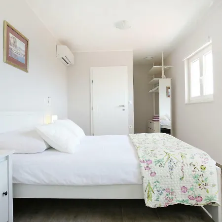 Modern Holiday With Private Pool Near Sea In Jasenice Casa vacanze *
